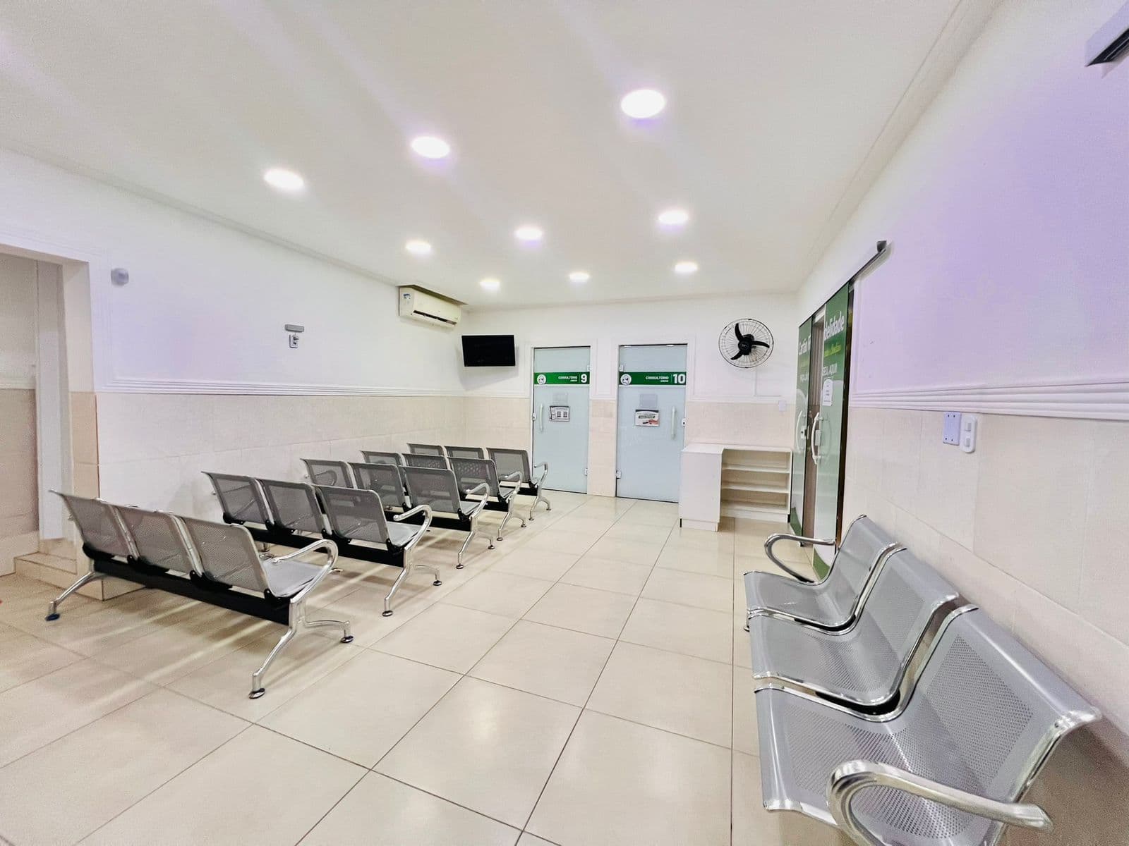 Sala de espera com cadeiras e consultórios