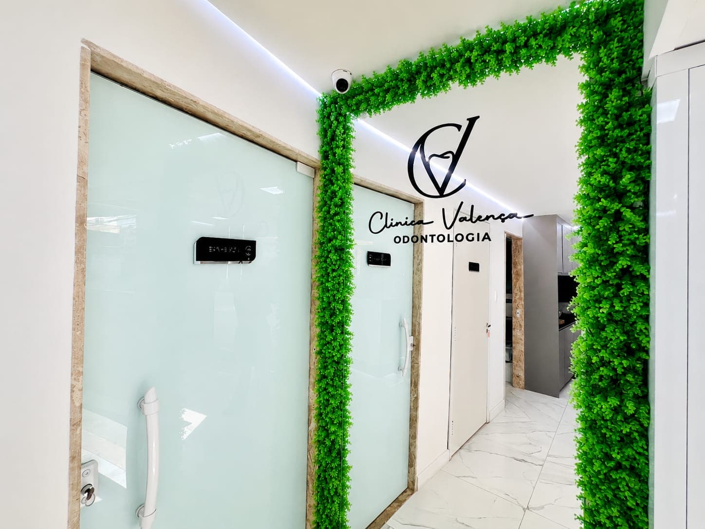 Corredor com jardim vertical da Clínica Valença Odontologia